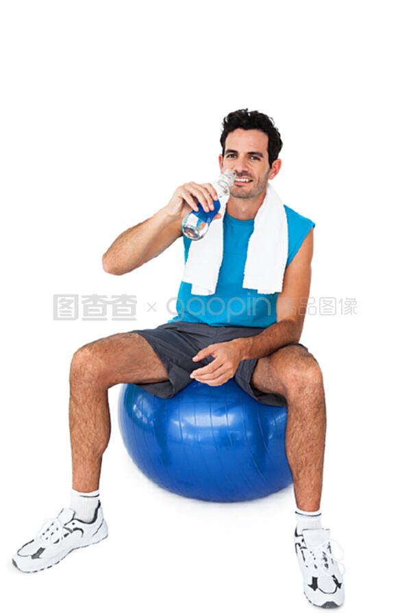 台球桌上的优雅与智慧 一项适合男性的休闲运动